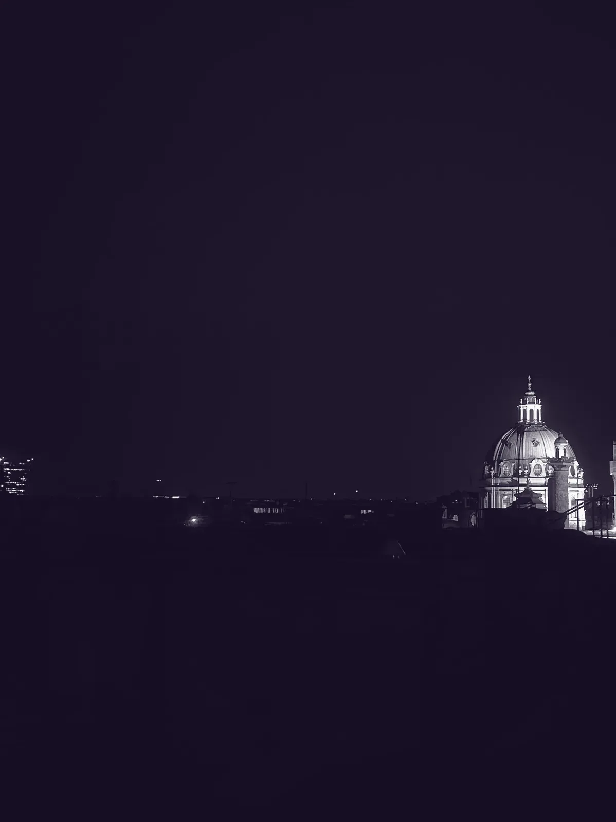 La Karlskirche de Viena de noche, con la cúpula iluminada: foto de Juan Felipe.